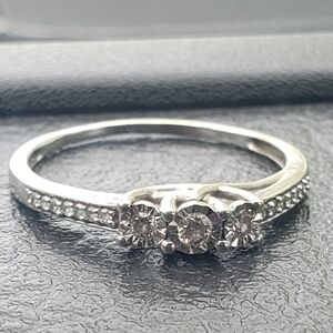 10 Kt Whitr Gold Elegant Triple Stone Ring